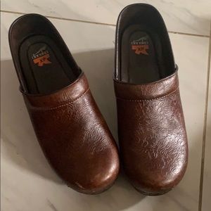 Dansko XP Pro - Brown floral tooled
